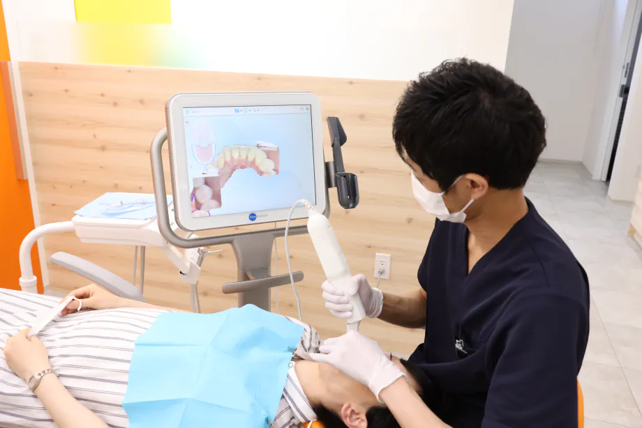 口腔内スキャナーで型取りをする様子