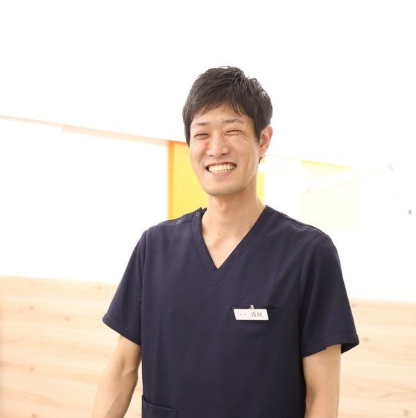 院長 浅岡諒 iTeroで説明中