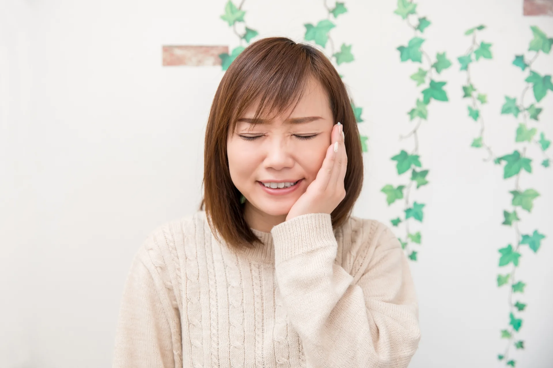 顎の痛みを訴える女性